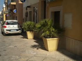 Via le fioriere dalle strade